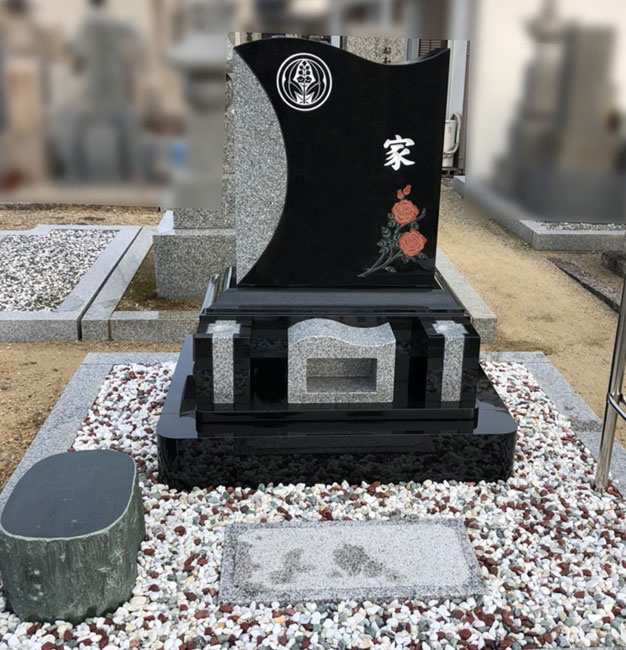 インド産黒御影石と中国産御影石を組み合わせたオリジナルデザイン墓